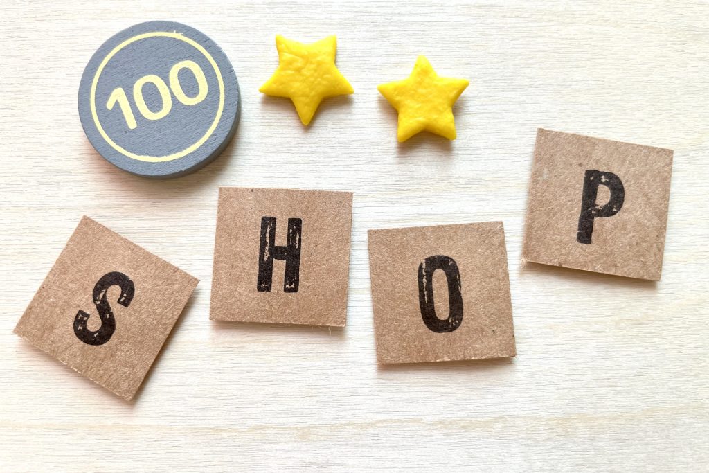 木製のチップで100円SHOPをおしゃれに書いてある